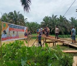 Polisi dan masyarakat bersama bangun jembatan penghubung dua desa di Kecamatan Batang Gansal (foto/And)
